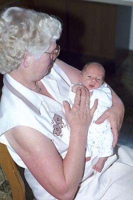 1989 Elfriede mit Enkelin Tina
