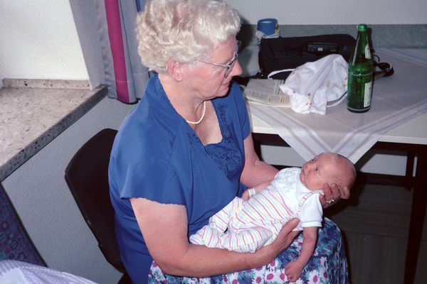 1997 Elfriede mit Enkel Simon