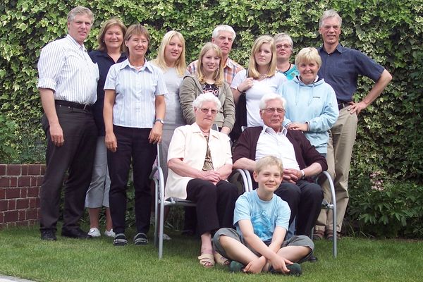 2007 Elfriede und Wendelin Krämer, ihre Kinder mit den Partnern und den Enkelkindern